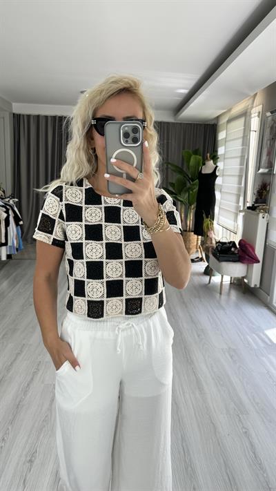 NAKIŞ İŞLEMELİ EKRU SİYAH BLUZ