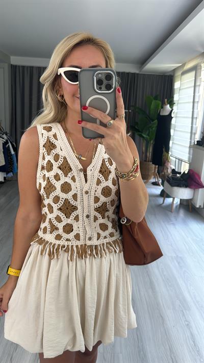 NAKIŞ İŞLEMELİ PÜSKÜL DETAYLI YELEK / TABA-KREM