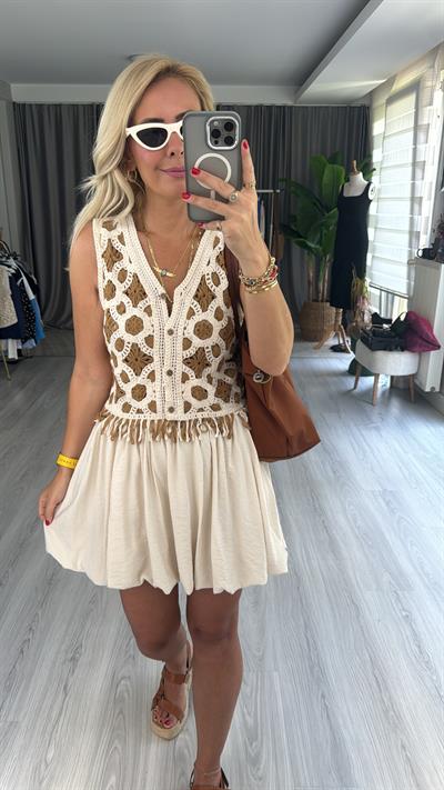 NAKIŞ İŞLEMELİ PÜSKÜL DETAYLI YELEK / TABA-KREM