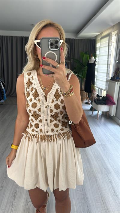 NAKIŞ İŞLEMELİ PÜSKÜL DETAYLI YELEK / TABA-KREM