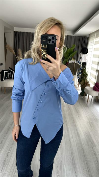 OMUZ DEKOLTELİ MAVİ TASARIM GÖMLEK