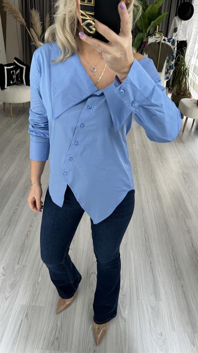 OMUZ DEKOLTELİ MAVİ TASARIM GÖMLEK