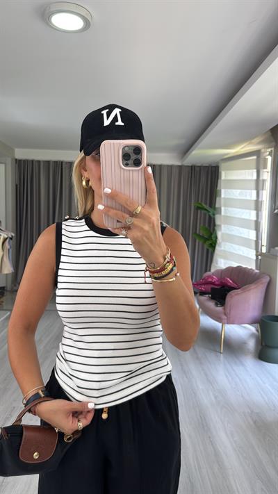 Omzu Gold Düğme Detaylı Siyah Çizgili Beyaz Bluz