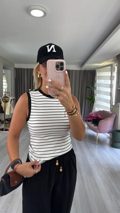 Omzu Gold Düğme Detaylı Siyah Çizgili Beyaz Bluz