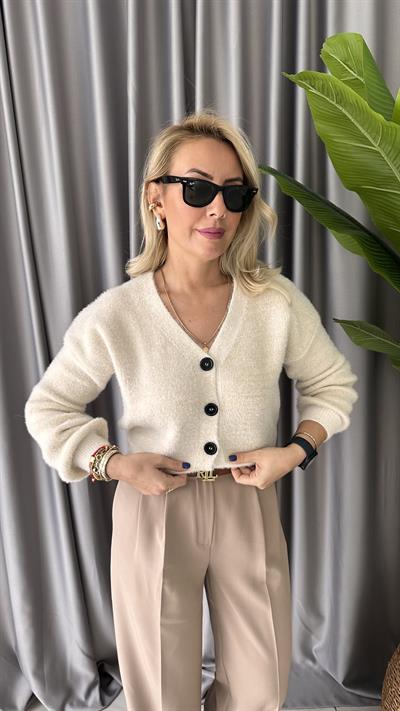 ÖNDEN DÜĞMELİ SİMLİ EKRU TRİKO HIRKA