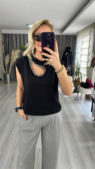 ÖNÜ DAMLA TAŞ İŞLEMELİ, VATKALI SİYAH BLUZ