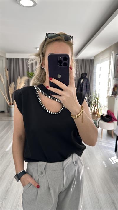 ÖNÜ DAMLA TAŞ İŞLEMELİ, VATKALI SİYAH BLUZ