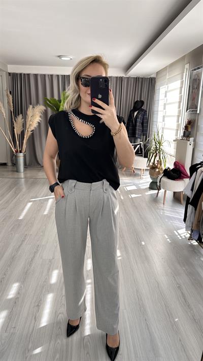 ÖNÜ DAMLA TAŞ İŞLEMELİ, VATKALI SİYAH BLUZ