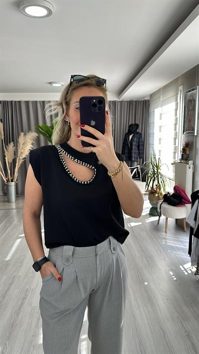 ÖNÜ DAMLA TAŞ İŞLEMELİ, VATKALI SİYAH BLUZ