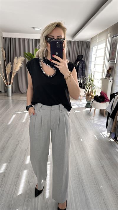 ÖNÜ DAMLA TAŞ İŞLEMELİ, VATKALI SİYAH BLUZ