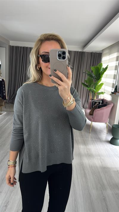 Önü Komple Taşlı İpek Dokuda Gri Triko