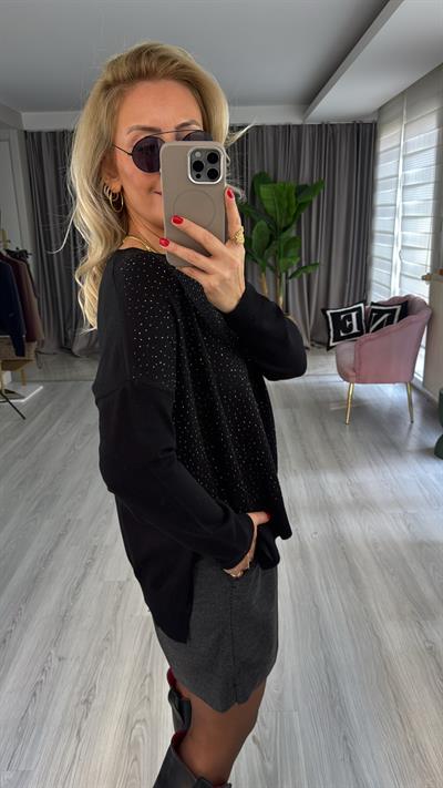 Önü Komple Taşlı İpek Dokuda Siyah Triko