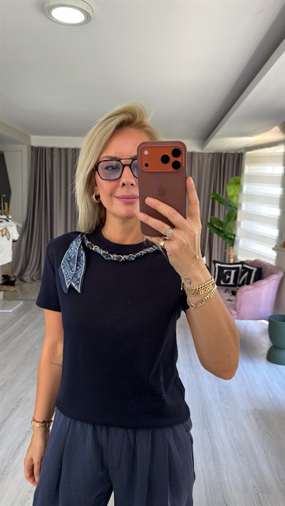 Orijinal Marka Çıkabilen Zincir Fularlı Lacivert T-Shirt