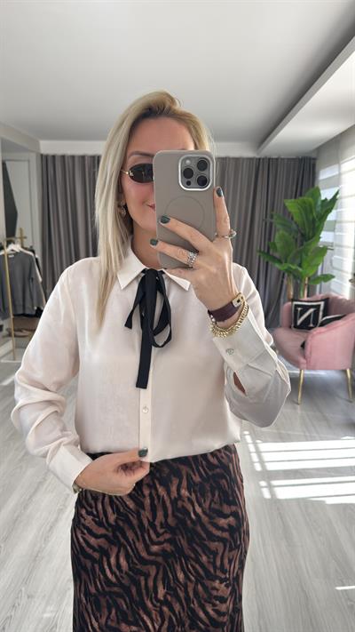 Orijinal Model Yakası Bağlamalı Ekru Saten Gömlek