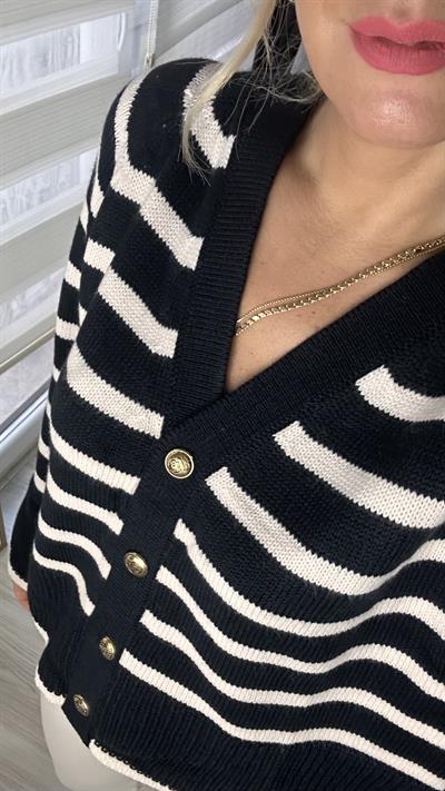 ORJİNAL MARKA YANDAN YIRTMAÇLI GOLD DÜĞME DETAYLI LACİVERT ÇİZGİLİ HIRKA