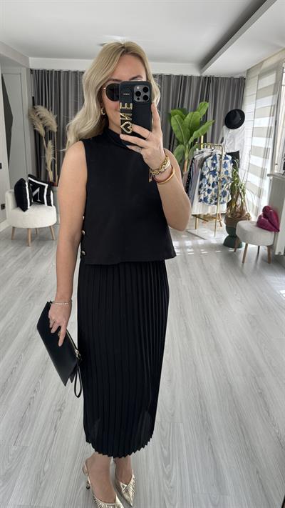 ORJİNAL MODEL, ETEĞİ PİLİSELİ, YANLARI DÜĞMELİ SİYAH ELBİSE