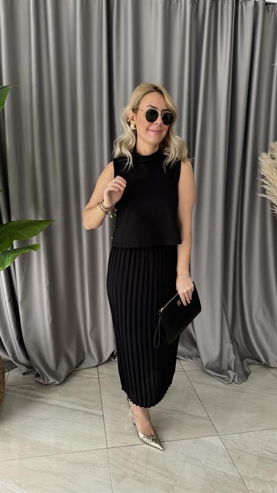 ORJİNAL MODEL, ETEĞİ PİLİSELİ, YANLARI DÜĞMELİ SİYAH ELBİSE