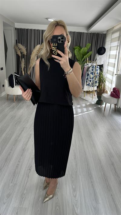ORJİNAL MODEL, ETEĞİ PİLİSELİ, YANLARI DÜĞMELİ SİYAH ELBİSE
