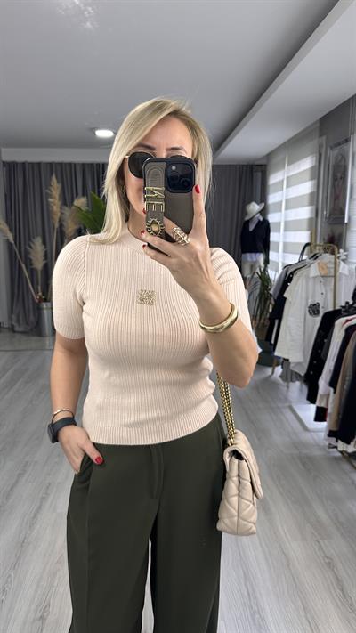 ORJİNAL MODEL GOLD BROŞ DETAYLI BEJ TRİKO