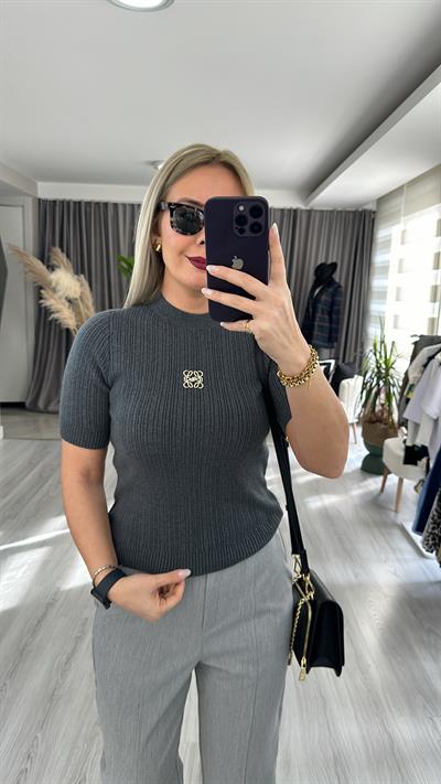 ORJİNAL MODEL GOLD BROŞ DETAYLI FÜME TRİKO