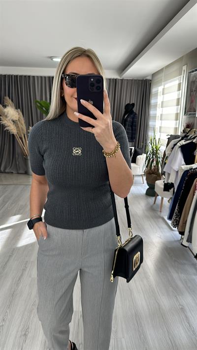 ORJİNAL MODEL GOLD BROŞ DETAYLI FÜME TRİKO