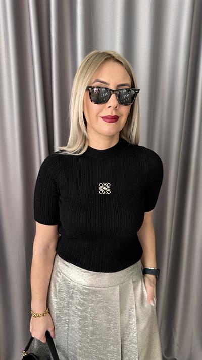 ORJİNAL MODEL GOLD BROŞ DETAYLI SİYAH TRİKO