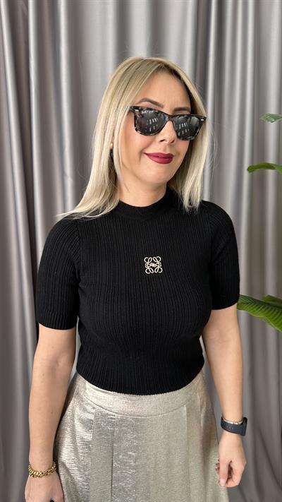 ORJİNAL MODEL GOLD BROŞ DETAYLI SİYAH TRİKO