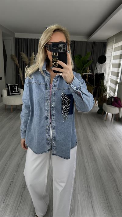 ORJİNAL MODEL KRİSTAL TAŞ DETAYLI DENİM GÖMLEK