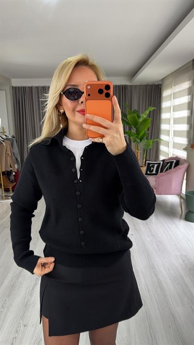 Polo Yaka Düğme Detaylı Siyah Triko