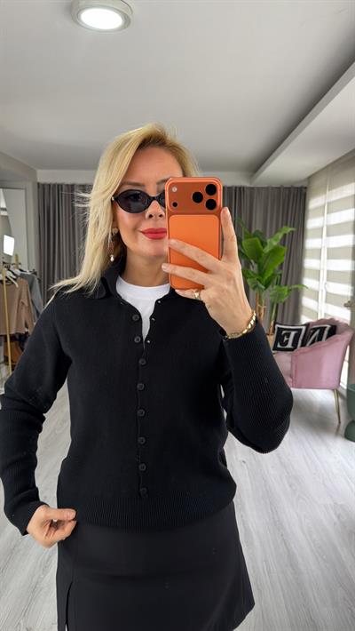 Polo Yaka Düğme Detaylı Siyah Triko