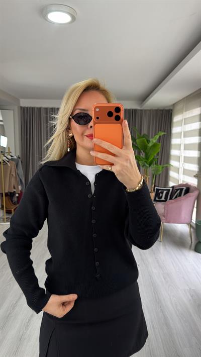 Polo Yaka Düğme Detaylı Siyah Triko