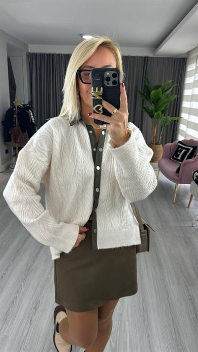 Polo Yaka Garnili Çıtçıt Detay Ekru Hırka