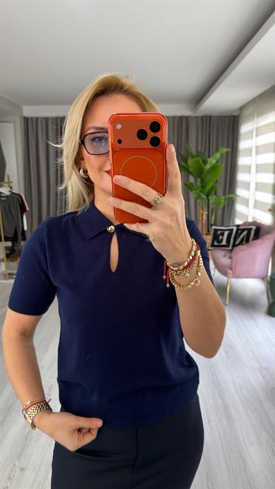 Polo Yaka Gold Düğme Detaylı İpek Dokuda Lacivert Triko 