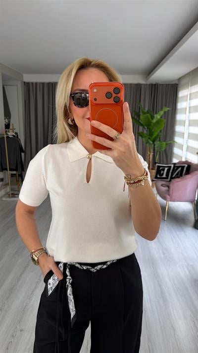 Polo Yaka Gold Düğme Detaylı İpek Dokuda Ekru Triko 