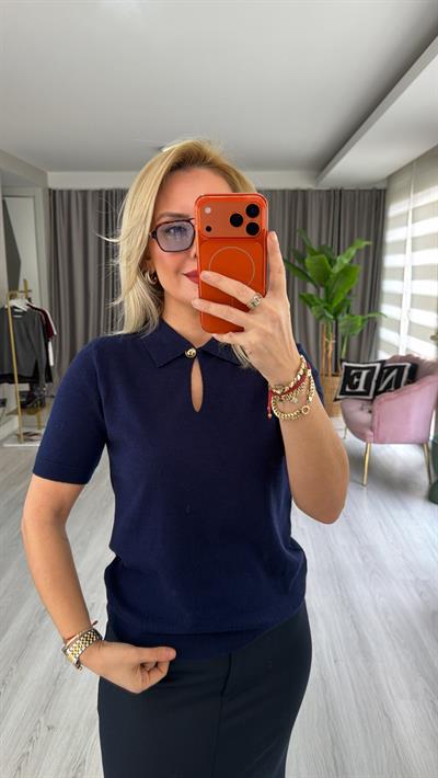Polo Yaka Gold Düğme Detaylı İpek Dokuda Lacivert Triko 