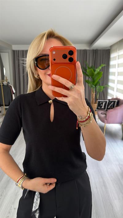 Polo Yaka Gold Düğme Detaylı İpek Dokuda Siyah Triko 