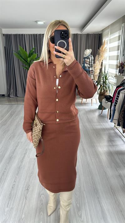 POLO YAKA, GOLD DÜĞMELİ, İKİLİ TAKIM / ÇİKOLATA