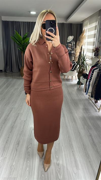 POLO YAKA, GOLD DÜĞMELİ, İKİLİ TAKIM / ÇİKOLATA