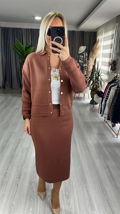 POLO YAKA, GOLD DÜĞMELİ, İKİLİ TAKIM / ÇİKOLATA