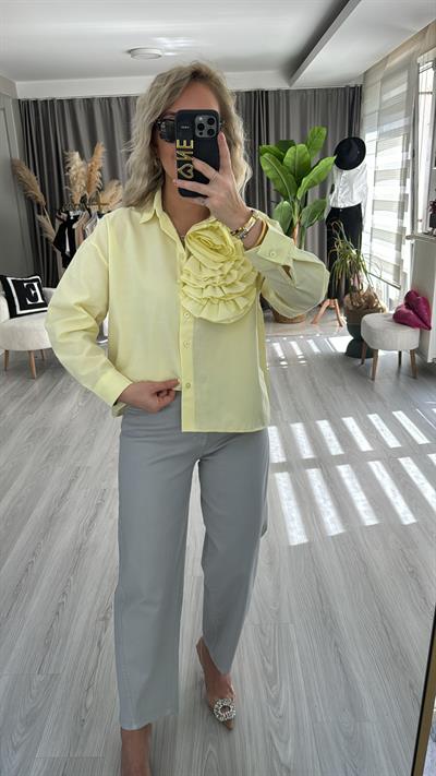 PREMİUM SERİ GÜL BROŞLU SARI GÖMLEK