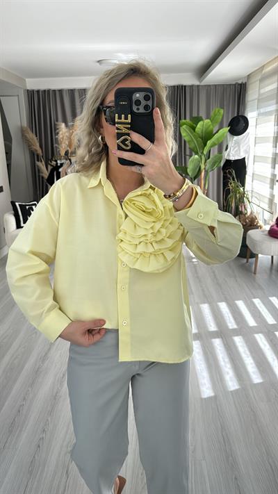 PREMİUM SERİ GÜL BROŞLU SARI GÖMLEK
