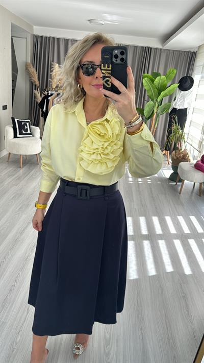 PREMİUM SERİ GÜL BROŞLU SARI GÖMLEK