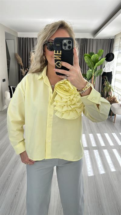 PREMİUM SERİ GÜL BROŞLU SARI GÖMLEK