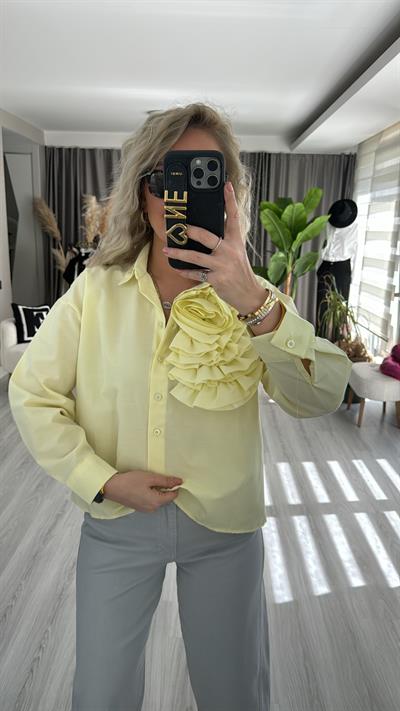 PREMİUM SERİ GÜL BROŞLU SARI GÖMLEK