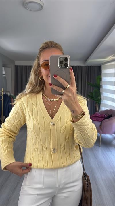 Saç Örgü Üç Düğme Sarı Triko Hırka