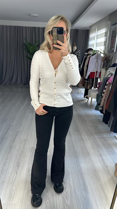 SAÇ ÖRGÜLÜ DÜĞMELİ EKRU V YAKA TRİKO HIRKA