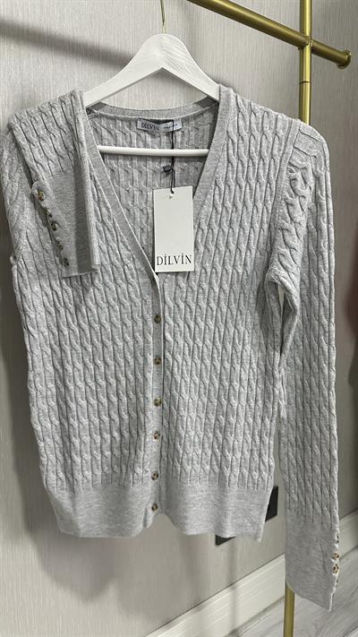 SAÇ ÖRGÜLÜ DÜĞMELİ GRİ V YAKA TRİKO HIRKA