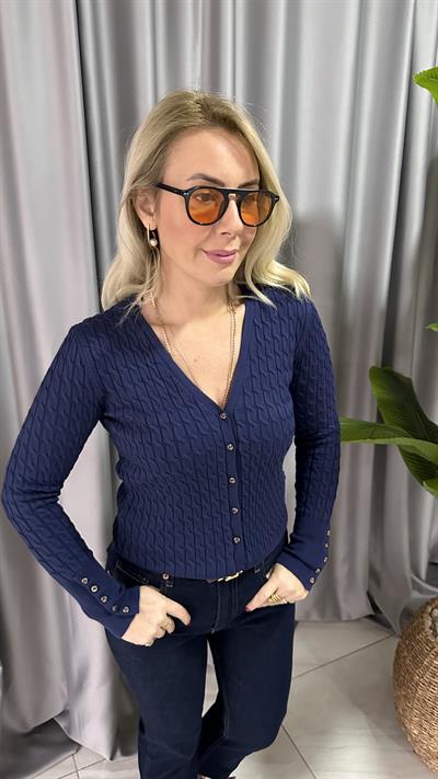 SAÇ ÖRGÜLÜ DÜĞMELİ LACİVERT V YAKA TRİKO HIRKA