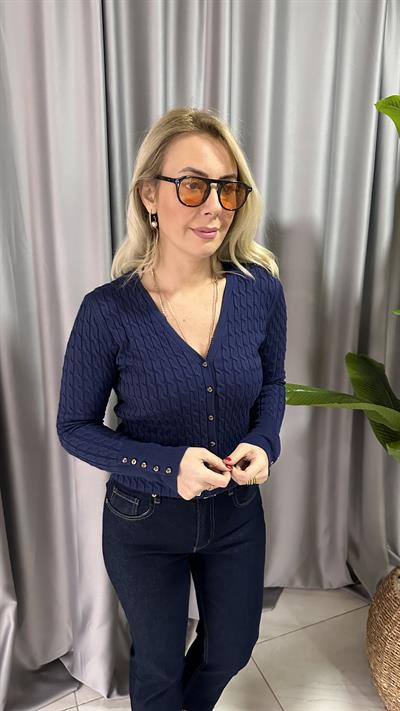 SAÇ ÖRGÜLÜ DÜĞMELİ LACİVERT V YAKA TRİKO HIRKA