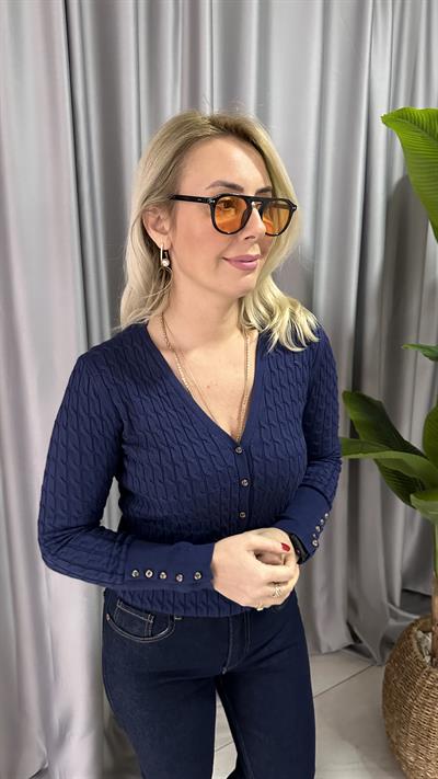 SAÇ ÖRGÜLÜ DÜĞMELİ LACİVERT V YAKA TRİKO HIRKA